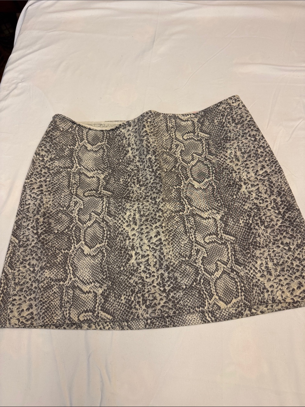 Snake-Print Mini Skirt in Neutral Tones size small Guess collection